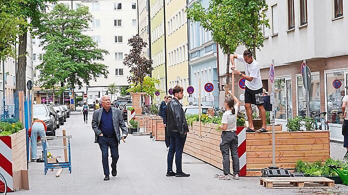 Etwa 40 junge Menschen sind am Tag vor der Einweihung der neu gestalteten Straße hier beschäftigt.