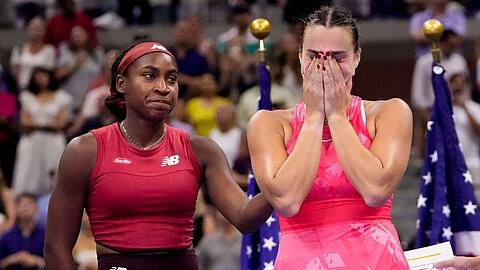Coco Gauff legt tröstend ihre Hand auf die Schulter von Aryna Sabalenka.