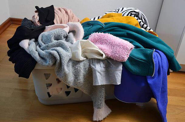 Kleiderchaos in einem Wäschekorb. (Symbolbild) Kleiderchaos in einem Wäschekorb. (Symbolbild)