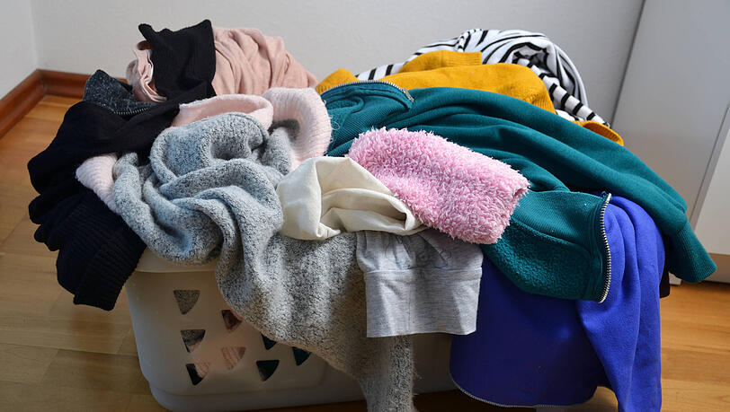Kleiderchaos in einem Wäschekorb. (Symbolbild) Kleiderchaos in einem Wäschekorb. (Symbolbild)