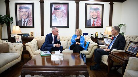 Bundesinnenministerin Faeser ist zusammen mit ihrem österreichischen Amtskollegen Karner zu Gesprächen im Nahen Osten. In Jordanien wurden sie von Innenminister Masen al-Faraja empfangen.