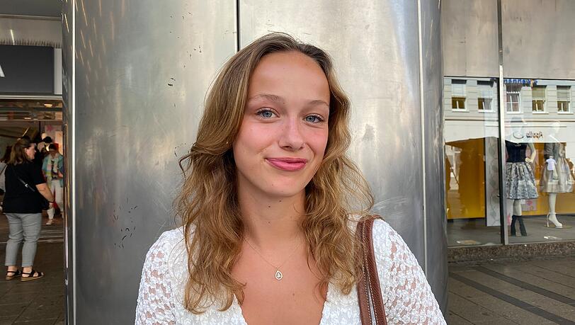 Livia Zeller (20), Studentin. Livia Zeller (20), Studentin.