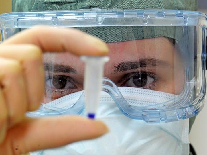 Ein Pharma-Mitarbeiter bei der Herstellung eines Impfstoffes gegen die Schweinegrippe.