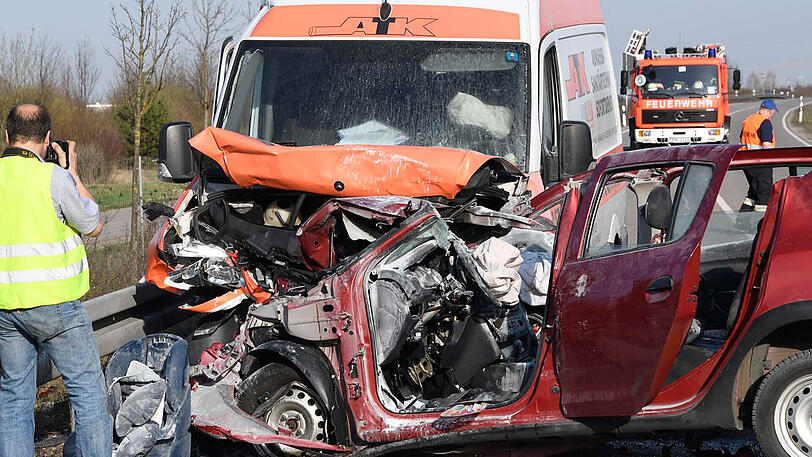 Zu einem schlimmen Verkehrsunfall kam es auf der B2 bei Germering. Dabei wurden eine Mutter und ihre zwei Kleinkinder schwer verletzt.