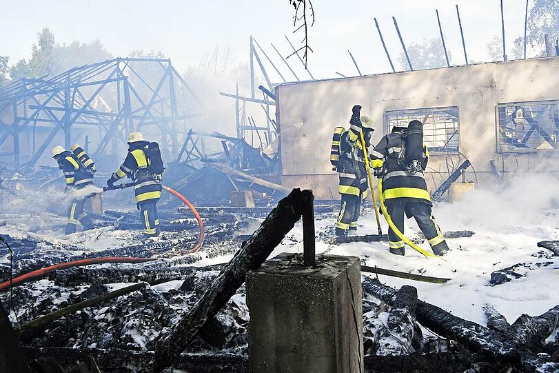 Die Bilder vom Großbrand in der Lagerhalle in Haimhausen.