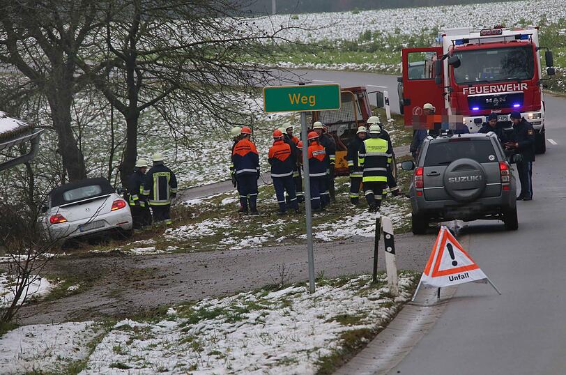 Die 86-Jährige kam aus bisher ungeklärten Gründen von der Straße ab.