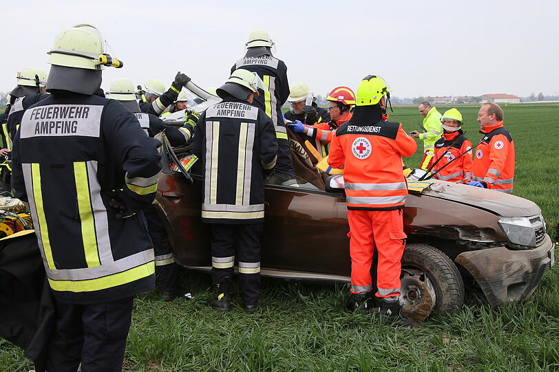 Die Feuerwehr musste das Dach des Wagens entfernen, um das Unfallopfer befreien zu können.