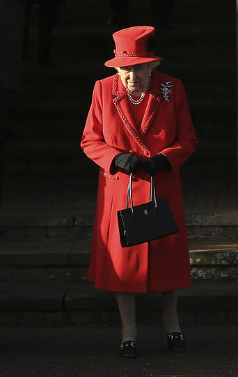 Königin Elizabeth II. wartet auf ihr Auto, nachdem sie mit ihrer Familie einen Weihnachtsgottesdienst in der Kirche Saint Mary Magdalene besucht hat