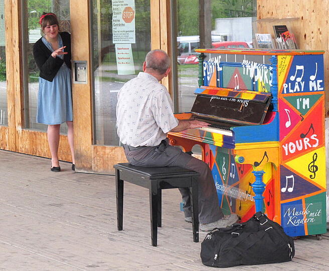 Das bunte Klavier kommt bei den Neuperlachern gut an: Sie spielen mit Freude sogar Chopin auf den Tasten, die für jedermann gedacht sind. Sehen Sie hier die Bilder...