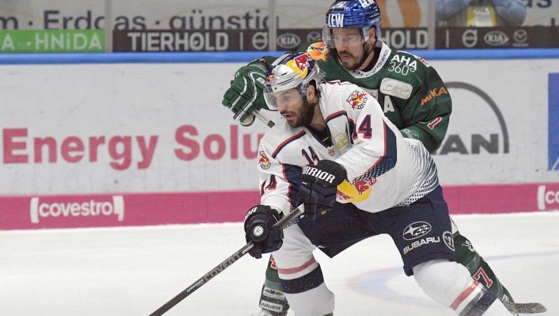 Christoph Ullmann (h) von Augsburg und Justin Shugg von München kämpfen um den Puck. Foto: Stefan Puchner Christoph Ullmann (h) von Augsburg und Justin Shugg von München kämpfen um den Puck. Foto: Stefan Puchner