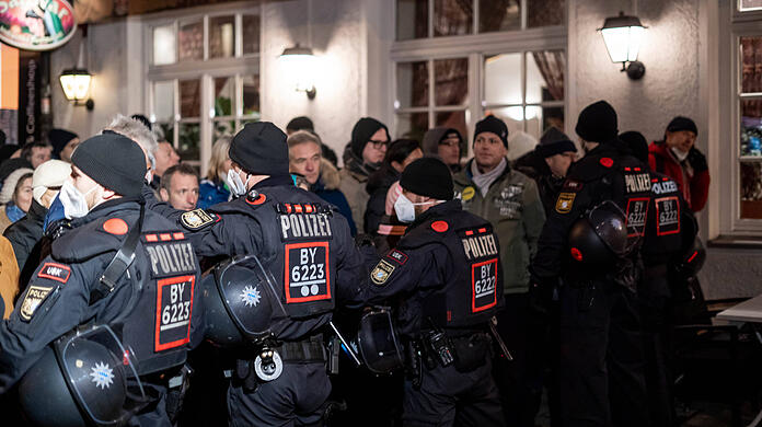 Im Anschluss an die Versammlung versuchte ein großer Teil der Demonstrantenloszulaufen, obwohl die Behörden eigentlich einen Demonstrationszug verboten hatten.