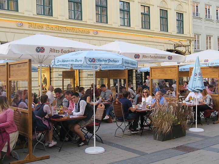Bislang ging’s im Hackerhaus eher zünftig zu. Das Wirtshaus bleibt, doch im Keller des Hauses wird künftig die Roy-Bar sein.