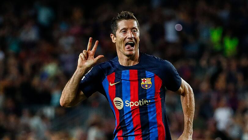Robert Lewandowski vom FC Barcelona jubelt über sein Tor.