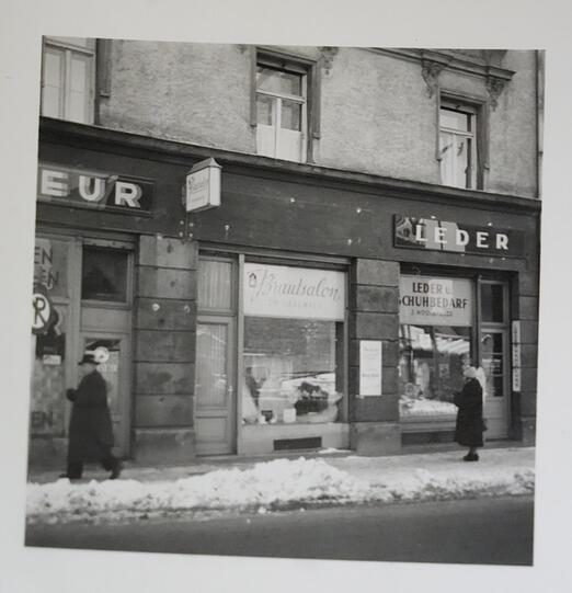 1955 ist "Tracht und Heimat" noch ein Brautsalon, den Ursula Fröhmers Vater führt.