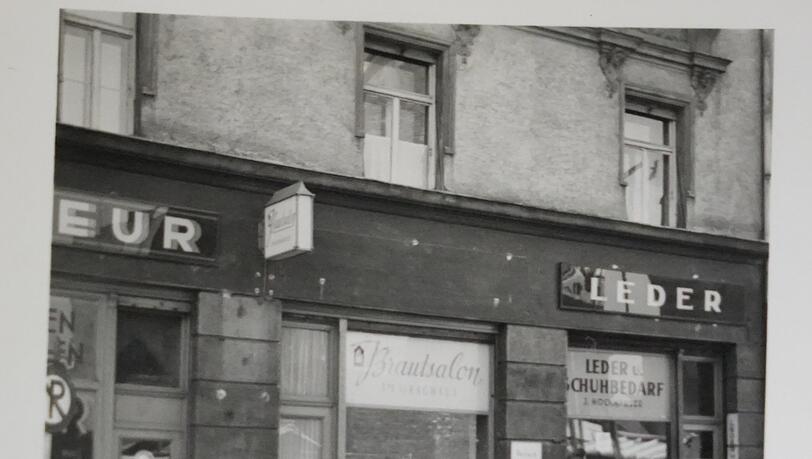 1955 ist "Tracht und Heimat" noch ein Brautsalon, den Ursula Fröhmers Vater führt. 1955 ist "Tracht und Heimat" noch ein Brautsalon, den Ursula Fröhmers Vater führt.