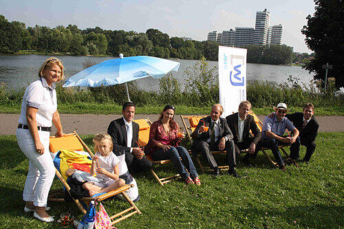 Zentrumsnahes Strand-Idyll am Nordufer des Wöhrder See: Nürnbergs Wirtschaftsjunioren um Gunther Schildt (re.) nehmen CSU-Stadträtin Kerstin Böhm (4. v. links) in ihre Mitte.