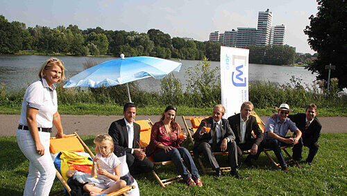 Zentrumsnahes Strand-Idyll am Nordufer des Wöhrder See: Nürnbergs Wirtschaftsjunioren um Gunther Schildt (re.) nehmen CSU-Stadträtin Kerstin Böhm (4. v. links) in ihre Mitte. Zentrumsnahes Strand-Idyll am Nordufer des Wöhrder See: Nürnbergs Wirtschaftsjunioren um Gunther Schildt (re.) nehmen CSU-Stadträtin Kerstin Böhm (4. v. links) in ihre Mitte.