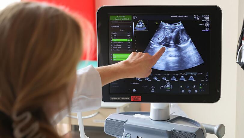 Auf dem Ultraschallbild ist laut der &Auml;rztin zu sehen, dass Jasmin Schmidt wieder Zwillingsm&auml;dchen bekommt.