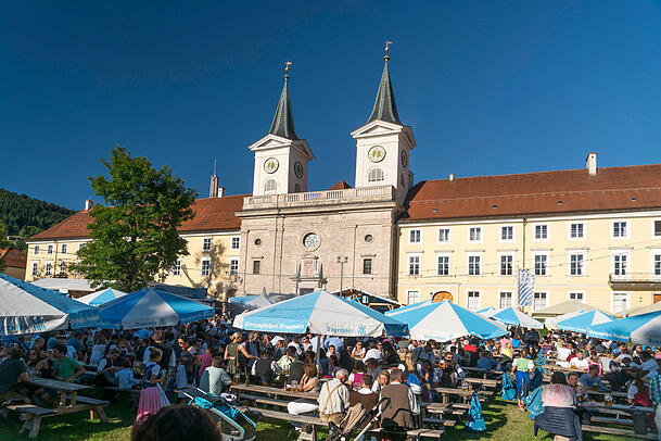 Das ber&uuml;hmte Br&auml;ust&uuml;berl am Tegernsee mit vollem Biergarten.