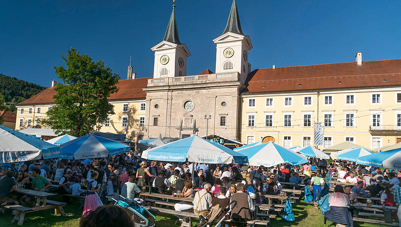 Das ber&uuml;hmte Br&auml;ust&uuml;berl am Tegernsee mit vollem Biergarten.