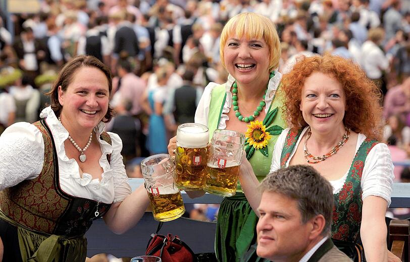 Die Wiesn trägt Grün: Die Landesvorsitzende der bayerischen Grünen, Theresa Schopper, die Grünen-Bundesvorsitzende Claudia Roth und die Fraktionsvorsitzende der Grünen im bayerischen Landtag, Margarethe Bause (v.l.)stoßen mit Maßkrügen an.