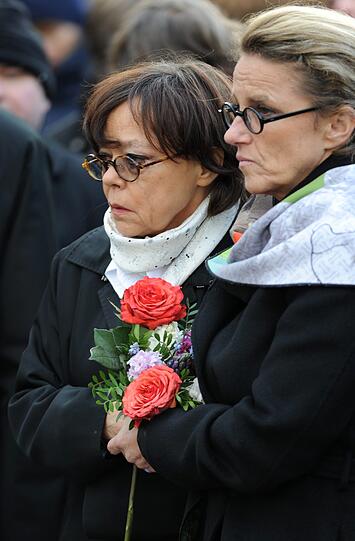 Geben sich halt: Witwe Simone Rethel (l) und die Enkelin Wiesje