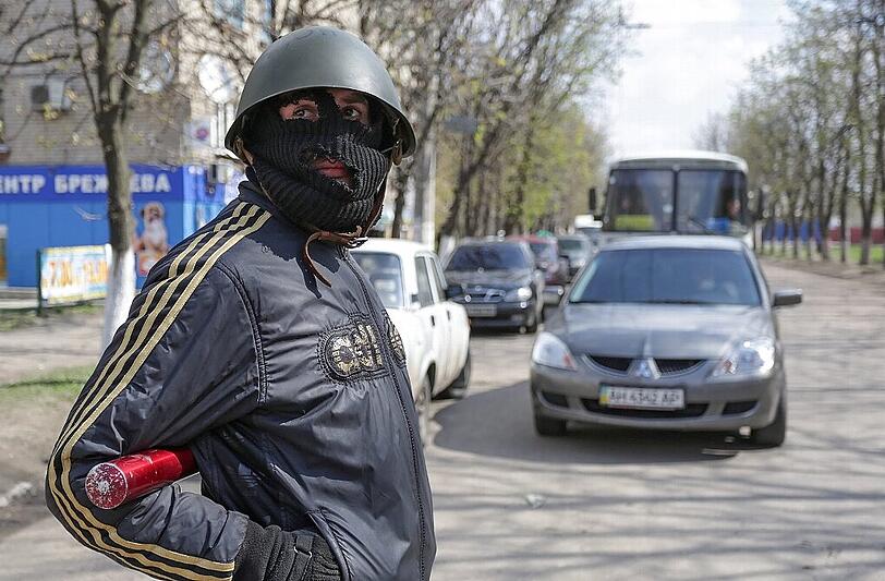 Ein prorussischer Aktivist an einem Checkpoint in Slawjansk - das ukrainische Militär rückt auf die Stadt zu.