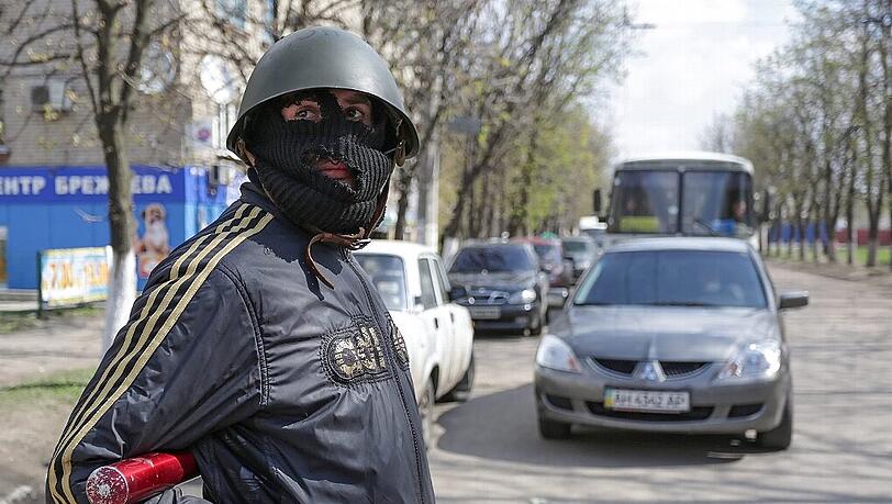 Ein prorussischer Aktivist an einem Checkpoint in Slawjansk - das ukrainische Militär rückt auf die Stadt zu. Ein prorussischer Aktivist an einem Checkpoint in Slawjansk - das ukrainische Militär rückt auf die Stadt zu.