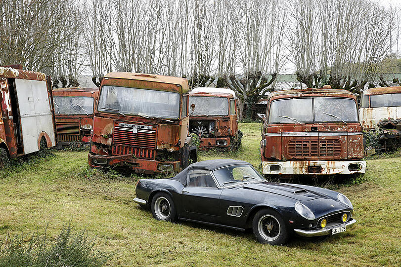 In einer französischen Scheunde wurden Dutzende legendäre Oldtimer gefunden. Geschätzer Wert: rund 16 Millionen Euro.