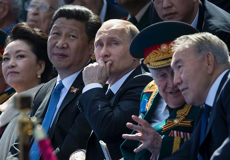 Zum 70. Jahrestag des Sieges der Sowjetunion über Hitlerdeutschland nahm Kremlchef Wladimir Putin die pompöse Waffenschau ab.