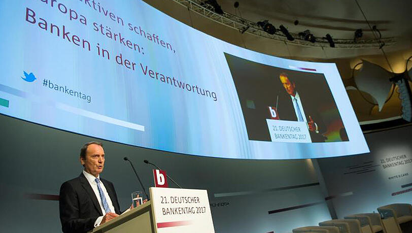 Die Ertragslage sei noch nicht überall befriedigend, sagte der Präsident des Bundesverbandes deutscher Banken, Hans-Walter Peters auf dem 21. Deutschen Bankentag in Berlin. Die Ertragslage sei noch nicht überall befriedigend, sagte der Präsident des Bundesverbandes deutscher Banken, Hans-Walter Peters auf dem 21. Deutschen Bankentag in Berlin.