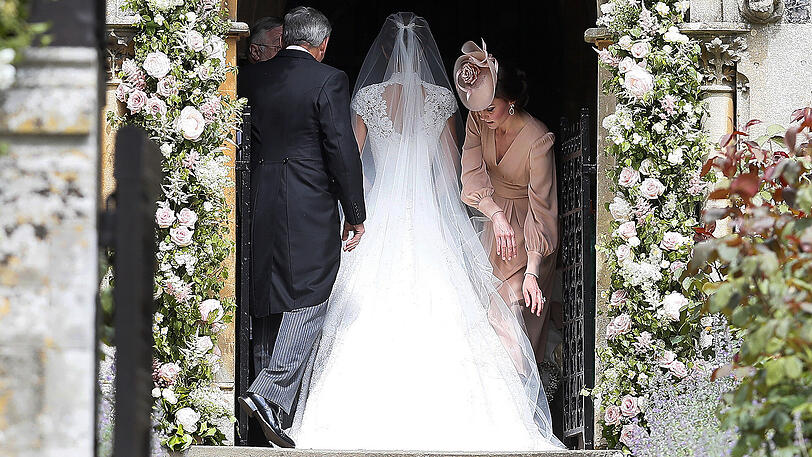 Britische Medien feiern die Trauung als die Society-Hochzeit des Jahres: Pippa Middleton, kleine Schwester der britischen Herzogin Kate, gibt ihrem Verlobten James Matthews heute das Jawort. Kate richtete Pippas Designerkleid vor dem Betreten der Kirche. Die weiteren Bilder...