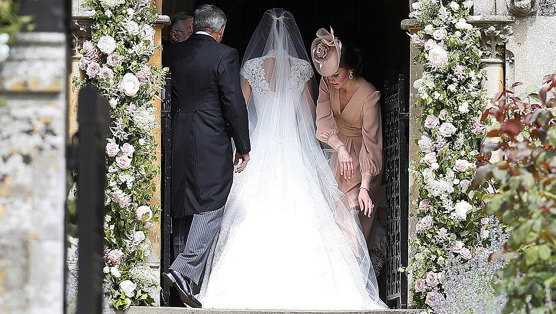 Britische Medien feiern die Trauung als die Society-Hochzeit des Jahres: Pippa Middleton, kleine Schwester der britischen Herzogin Kate, gibt ihrem Verlobten James Matthews heute das Jawort. Kate richtete Pippas Designerkleid vor dem Betreten der Kirche. Die weiteren Bilder... Britische Medien feiern die Trauung als die Society-Hochzeit des Jahres: Pippa Middleton, kleine Schwester der britischen Herzogin Kate, gibt ihrem Verlobten James Matthews heute das Jawort. Kate richtete Pippas Designerkleid vor dem Betreten der Kirche. Die weiteren Bilder...