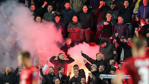 Ein Teil der deutschen Fans benahm sich in Prag völlig daneben. Ein Teil der deutschen Fans benahm sich in Prag völlig daneben.