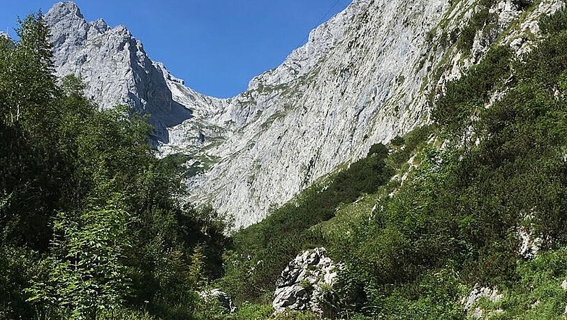 Bei einem Wanderausflug in Grainau ist eine Frau 100 Meter in die Tiefe gestürzt und tödlich verunglückt. (Symbolbild) Bei einem Wanderausflug in Grainau ist eine Frau 100 Meter in die Tiefe gestürzt und tödlich verunglückt. (Symbolbild)