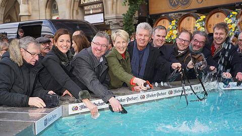 Geldbeutelwaschen (v. l.): Kristina Frank, Christian Müller, Katrin Habenschaden, OB Dieter Reiter am Aschermittwoch.