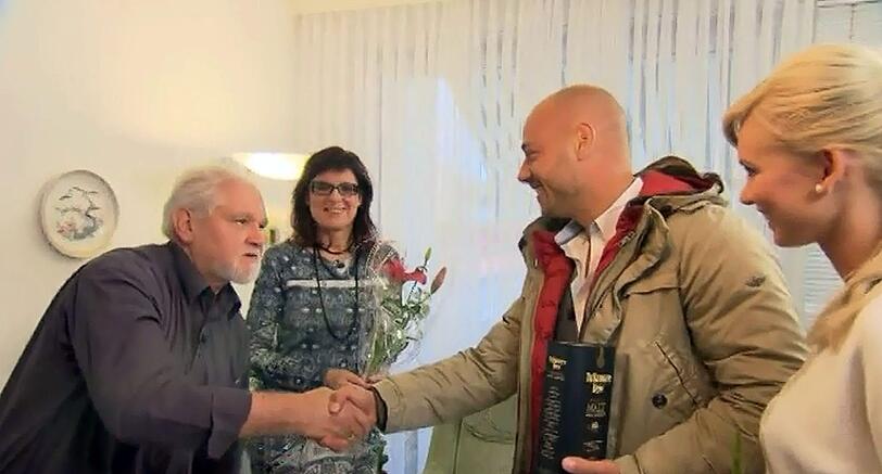 Christian mit Katjas Mutter Tanja (2.v.l.) und ihren Stiefvater Axel (l.).