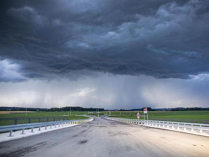 Ein Unwetter zieht auf. Foto: Bernd März/dpa/Archivbild