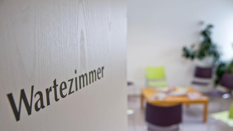 Wartezimmer einer Arztpraxis.