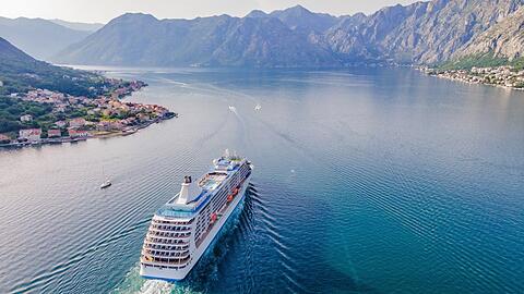 Ein Kreuzfahrtschiff in der Bucht von Kotor in Montenegro.