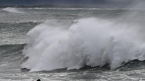 Die Unwetter lösten riesige Wellen aus.