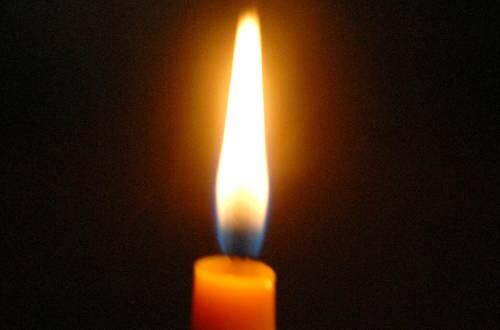 Eine brennende Kerze löste den Wohnungsbrand aus.