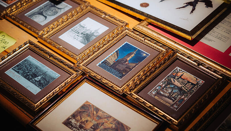 Gem&auml;lde und Fotografien, die einst die W&auml;nde des Ratskellers zierten, k&ouml;nnen bis Freitag gekauft werden.