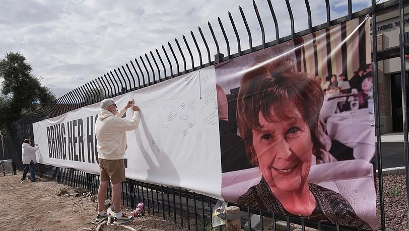Mit Plakaten versuchen Anwohner die Suche nach der verschwundenen Seniorin Nancy Guthrie in Tuscon, Arizona, zu unterst&uuml;tzen.
