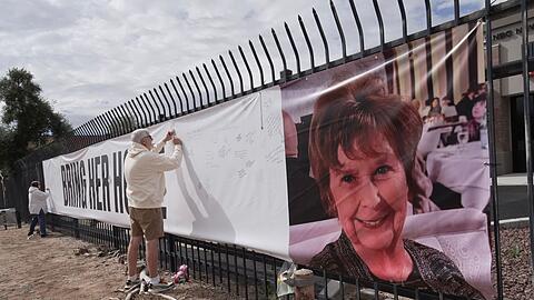 Mit Plakaten versuchen Anwohner die Suche nach der verschwundenen Seniorin Nancy Guthrie in Tuscon, Arizona, zu unterst&uuml;tzen.