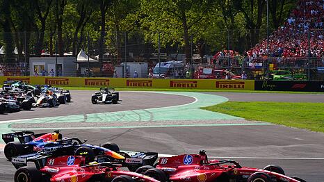 F&uuml;r Lewis Hamilton (l) und Charles Leclerc lief das Ferrari-Heimspiel bitter.