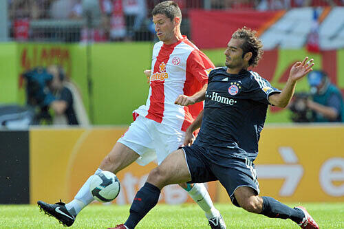 Zweikampf um den Ball: der Mainzer Peter van der Heyden (l) und Bayerns Hamit Altintop