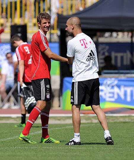 Thomas Müller mit Pep Guardiola.