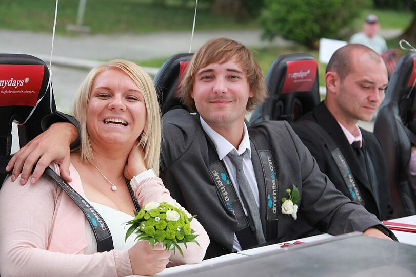 Mehr Bilder von Lukas' und Milenas Hochzeit im Himmel.