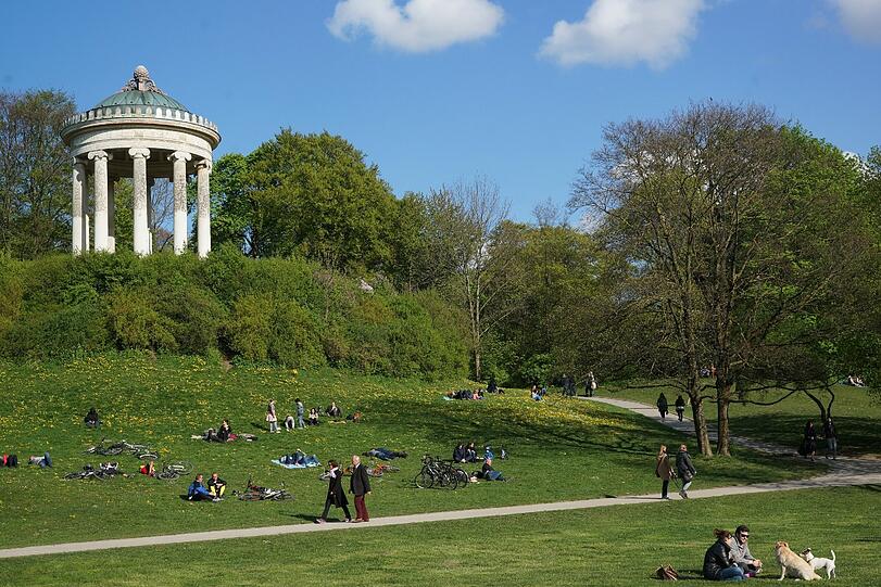 Ostern 2014 in München: AZ-Fotograf Daniel von Loeper hat am Wochenende die Biergärten, die Isar, den Tierpark und den Englischen Garten besucht und tolle Fotos gemacht. So schön war das Osterwochenende...